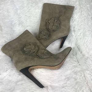 VINCE CAMUTO/ grey suede ankle booties